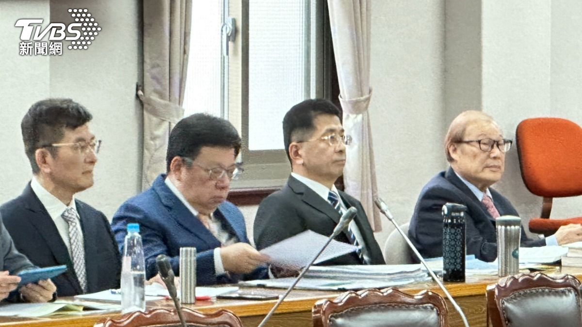 立法院秘書長周萬來(右1)與監察院秘書長李俊俋(左2)28日至司法法制委員會備詢。(圖/潘袁詩羽攝)