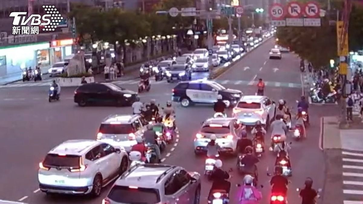 3歲童摔破頭嚎啕大哭 警察叔叔超心疼…巡邏車開道護送就醫