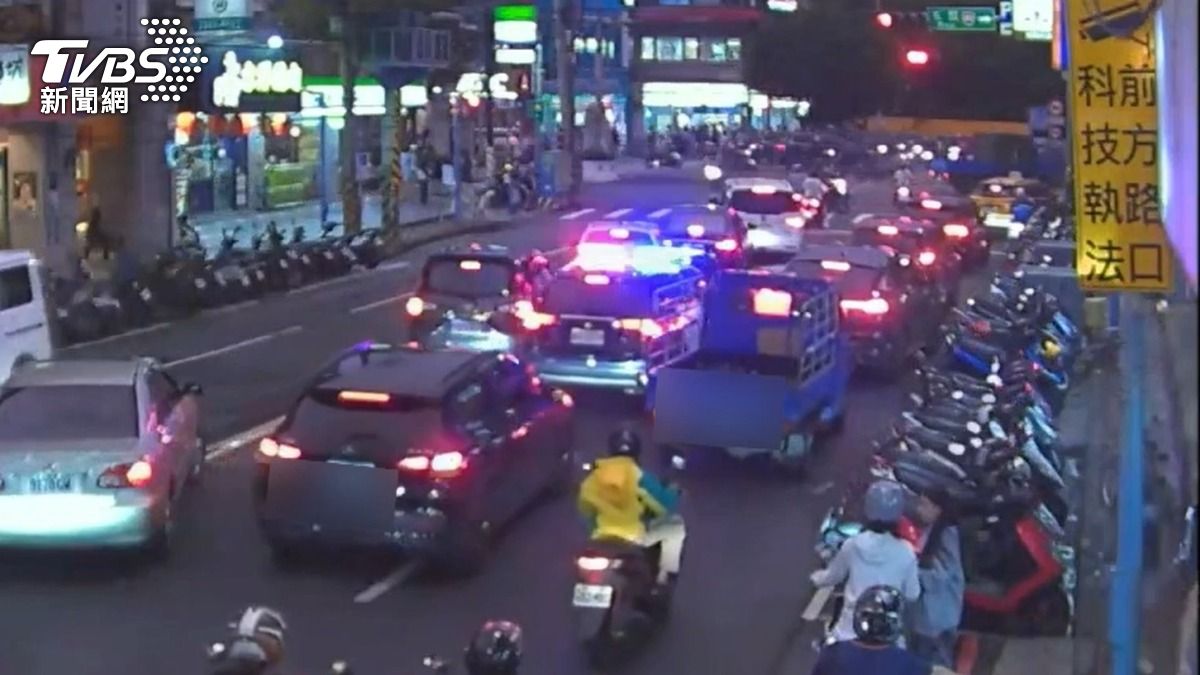 警車幫忙開道護送,帶領當事人穿過擁塞的車陣。(圖/TVBS)