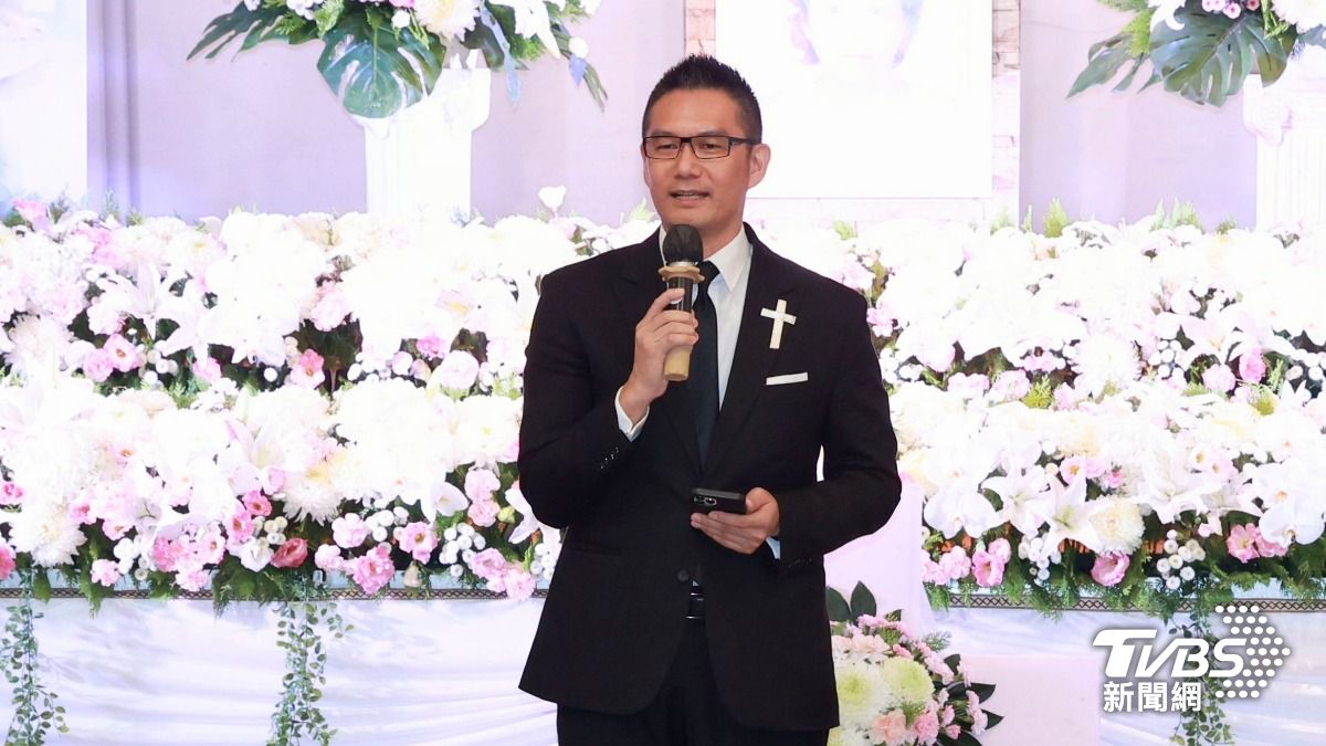 何戎現身致意。(圖/趙世平攝)