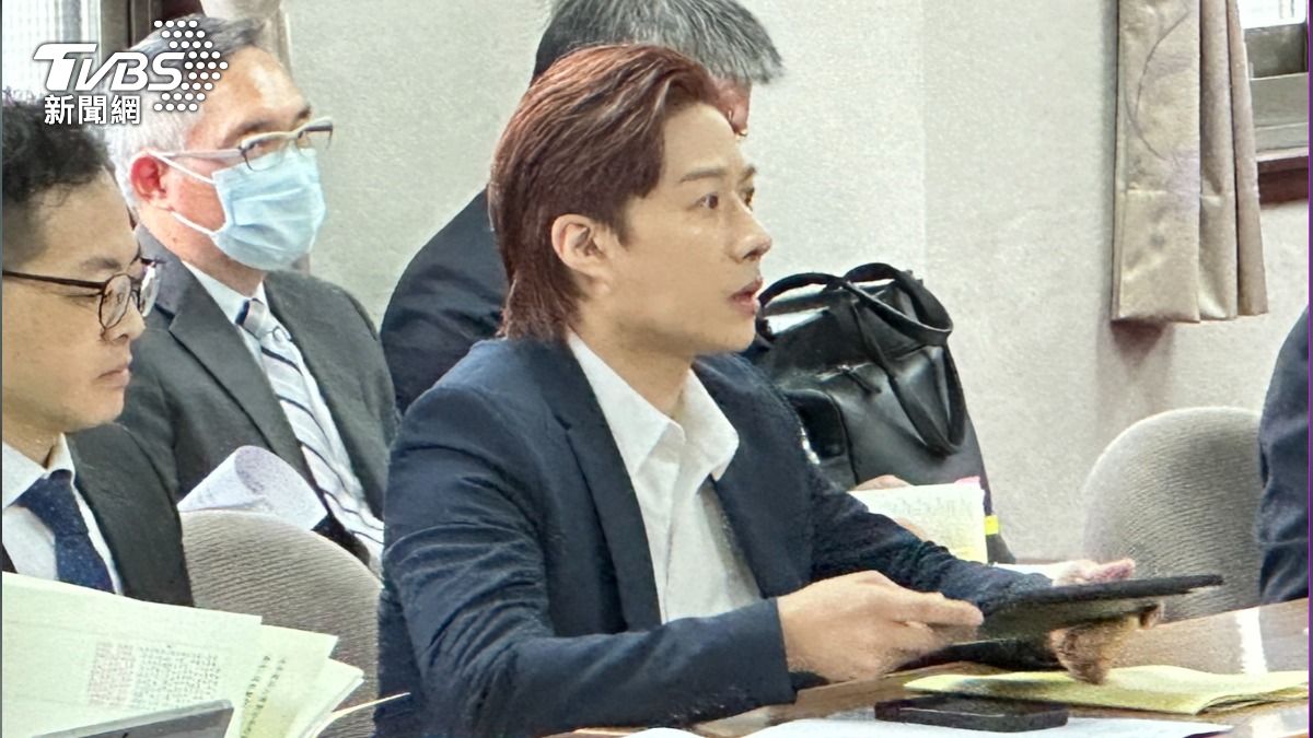 「最帥律師」李荃和現身立院!新造型超吸睛 綠委狂喊他答詢