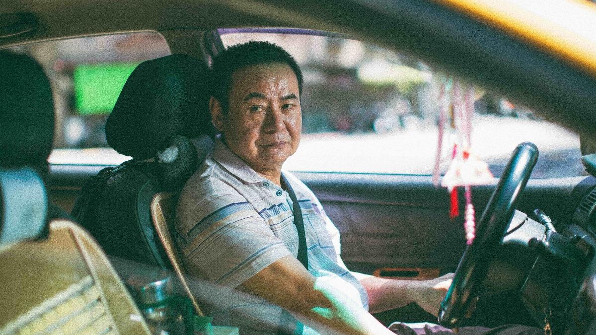 蔡振南為女兒開計程車。(圖/時刻娛樂提供)