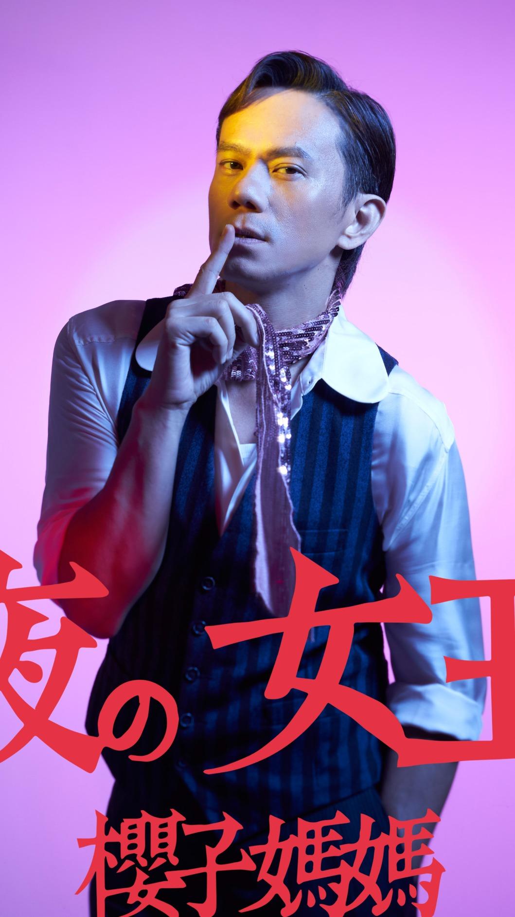 資深劇場百變演員凱爾更要一人分飾多角,陪伴觀眾回顧櫻子媽媽的一生。(圖/瘋戲樂工作室提供)