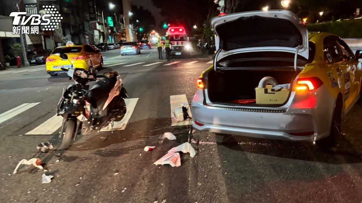 有片/台中小黃「路口迴轉」45歲男煞不住猛撞 車頭粉碎命危