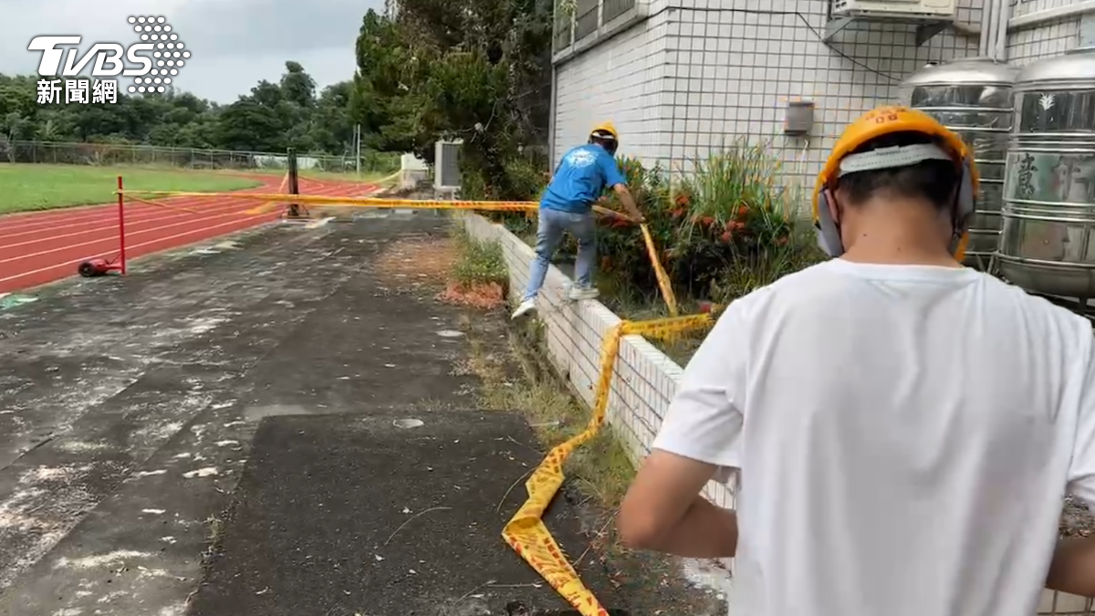 校方拉起封鎖線圍住危險處。(圖/TVBS)