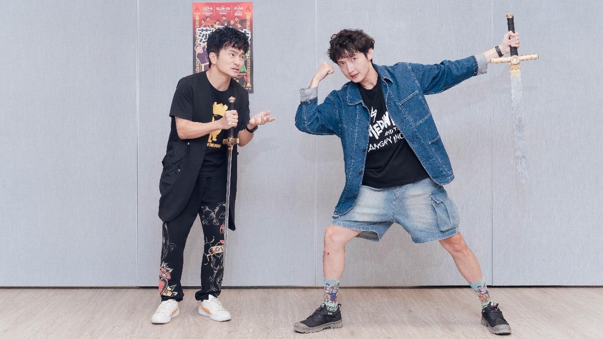 唐從聖(左)、蕭東意巡演李國修名作《莎姆雷特》。(圖/寬宏提供)
