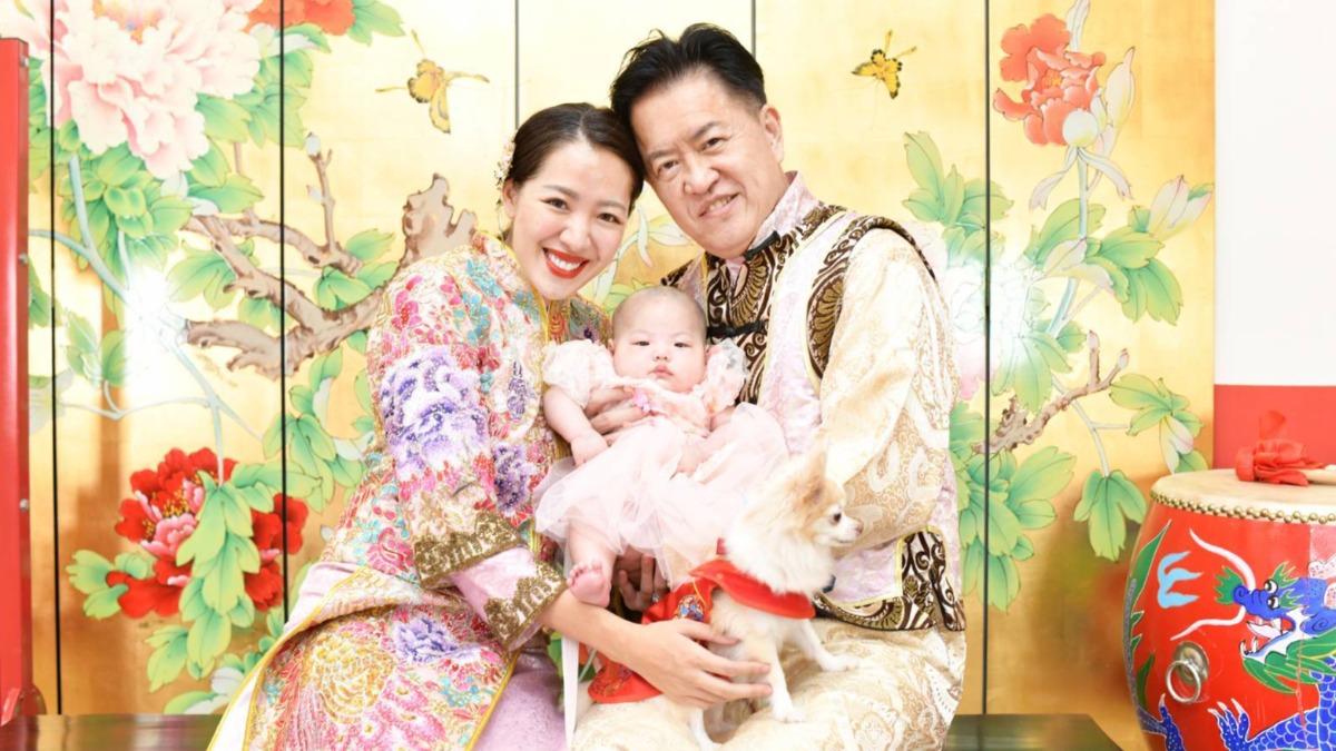 劉伊心跟老公林志隆為小女兒CC辦成長儀式。(圖/傳家手工印章提供)