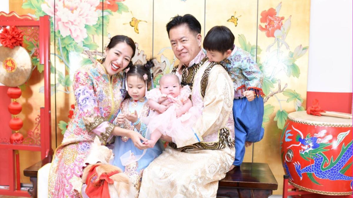 劉伊心一家5口拍全家福。(圖/傳家手工印章提供)