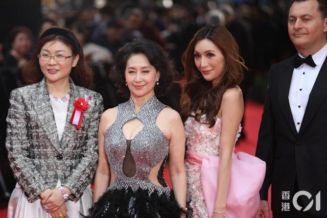 打扮非常性感!賭王外孫女何鍶珩(右二)也盛裝出席。