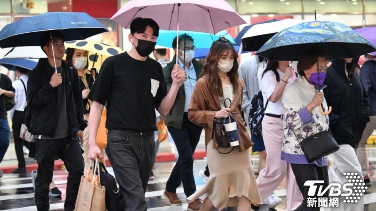 天氣／康芮颱風一路增胖「最快明轉中颱」！2天雨最猛　半個台灣發紫