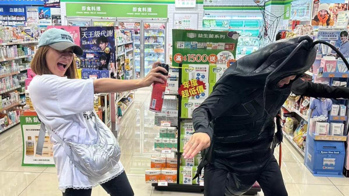 江美琪害怕蟑螂。(圖/華納音樂提供)