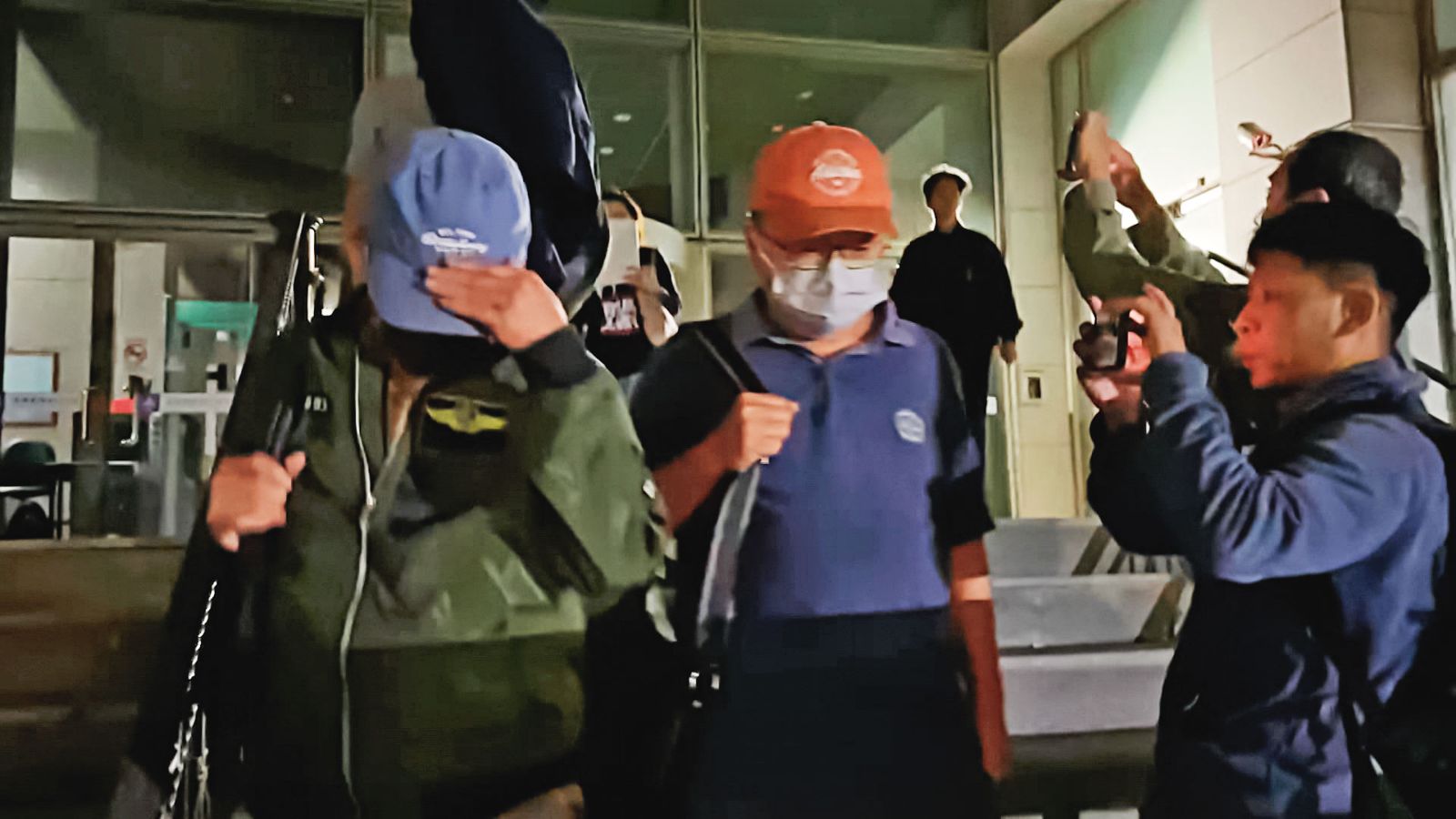 陳啟昱(右)22日遭南檢聲押,隔日清晨獲院方裁定無保請回,檢方抗告成功,已發回台南地院重新審理。(圖/鏡新聞提供)