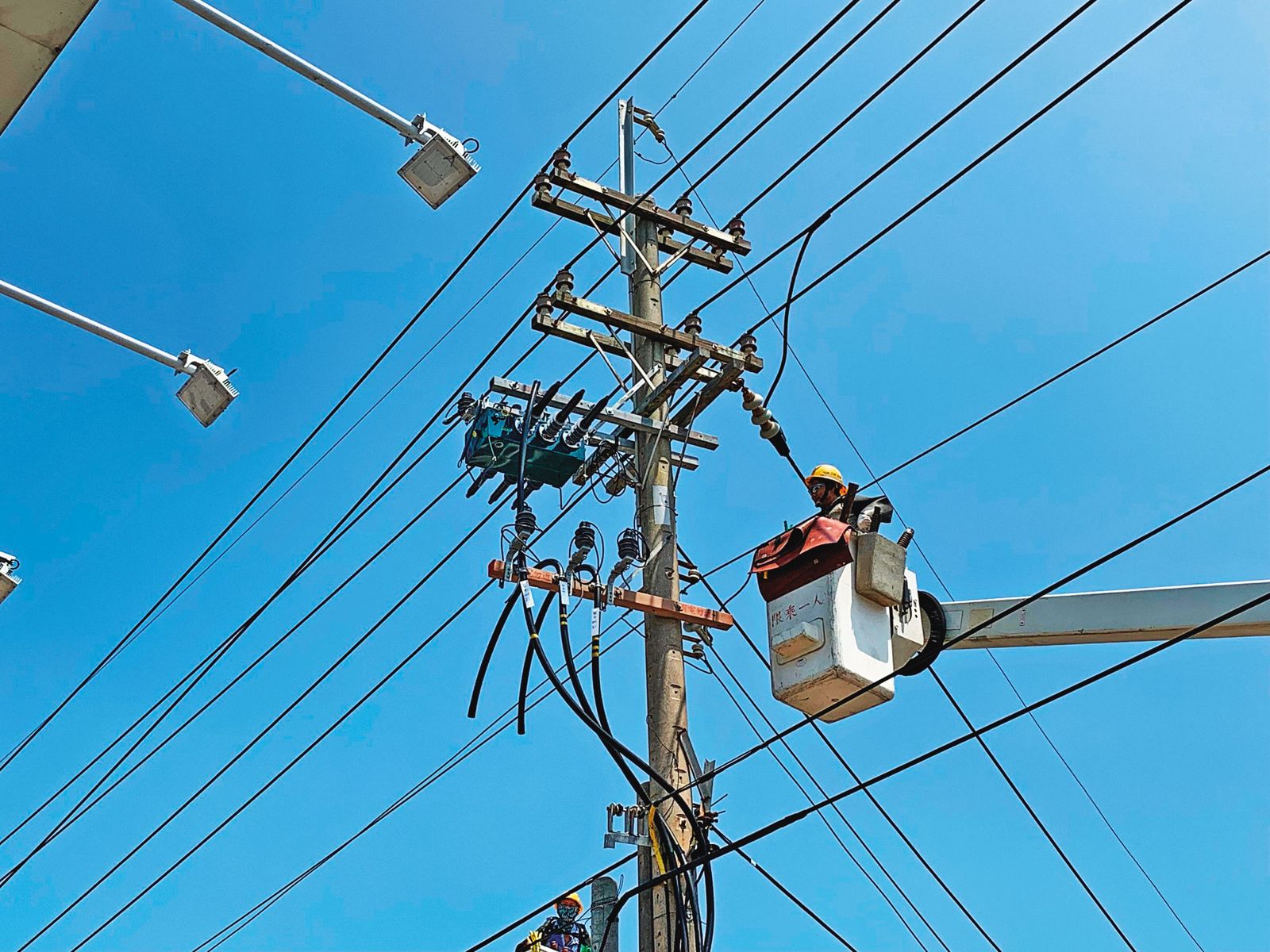 檢調查出台綠簽約的很多農地居然連台電饋線都沒有，即便案場完工發電，也無法導入台電變電所。（圖／台電提供）