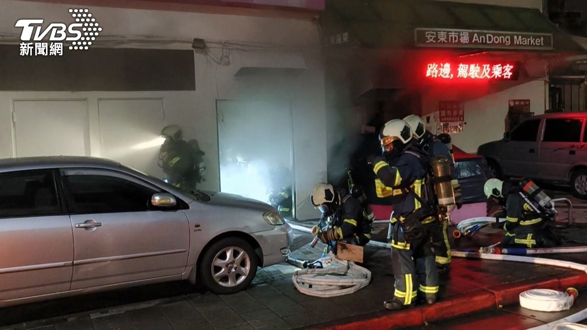 現場竄出黑煙。(圖/陳冠宇攝)