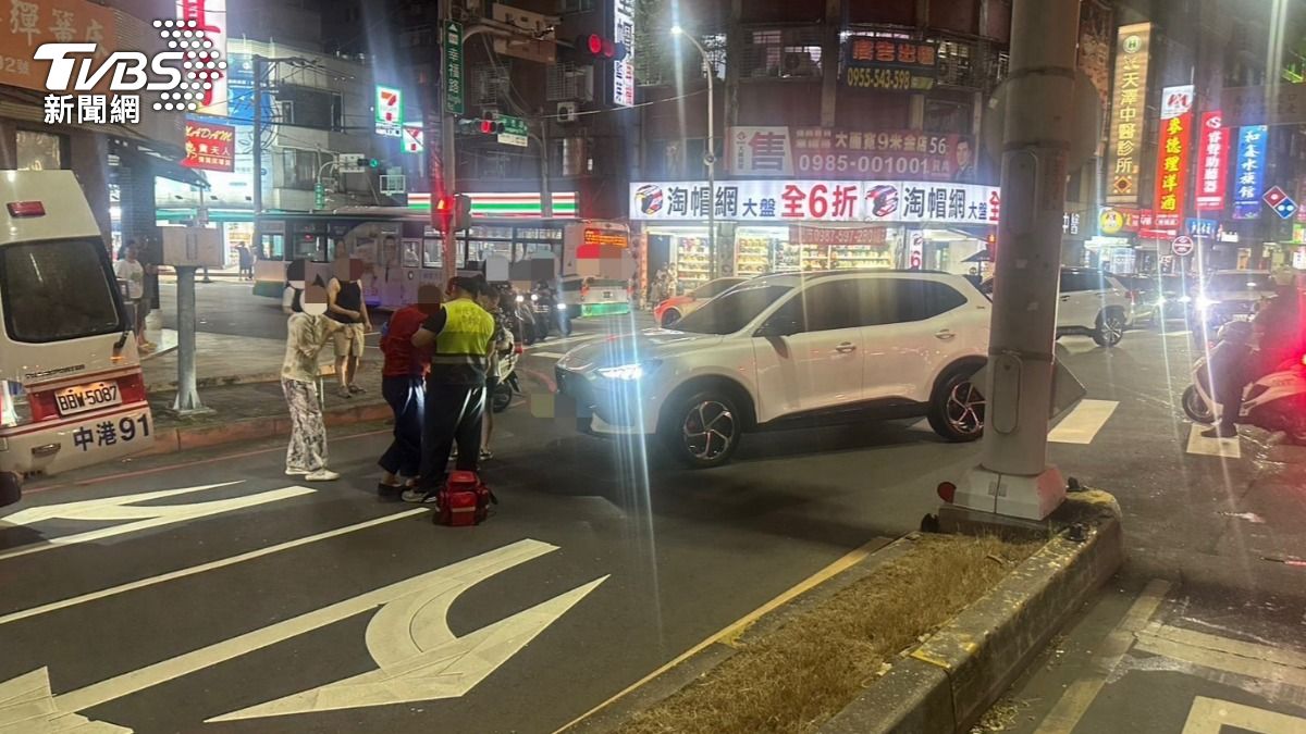 休旅車未停讓行人,左轉時直接撞倒女路人。(圖/TVBS)