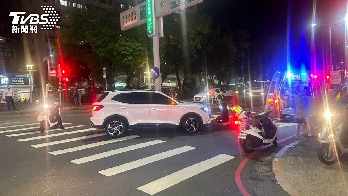 休旅車未停讓行人,左轉時直接撞倒女路人。(圖/TVBS)