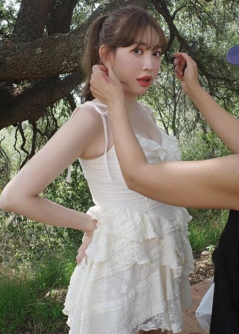 小嶋陽菜相隔9年再推出寫真集,這次是她遠赴西班牙拍攝。(圖/翻攝自小嶋陽菜IG)