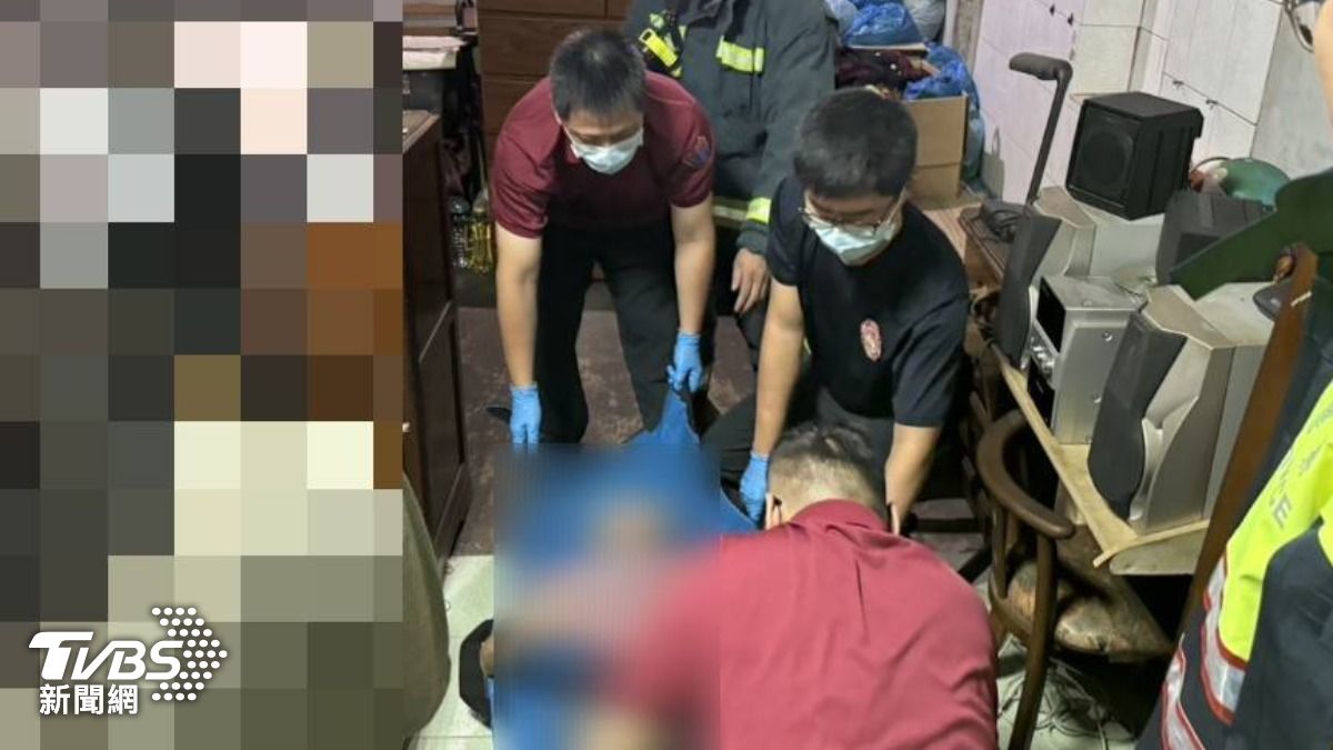 獨居老婦命危！警消破門搶救驚險曝光。（圖／TVBS）
