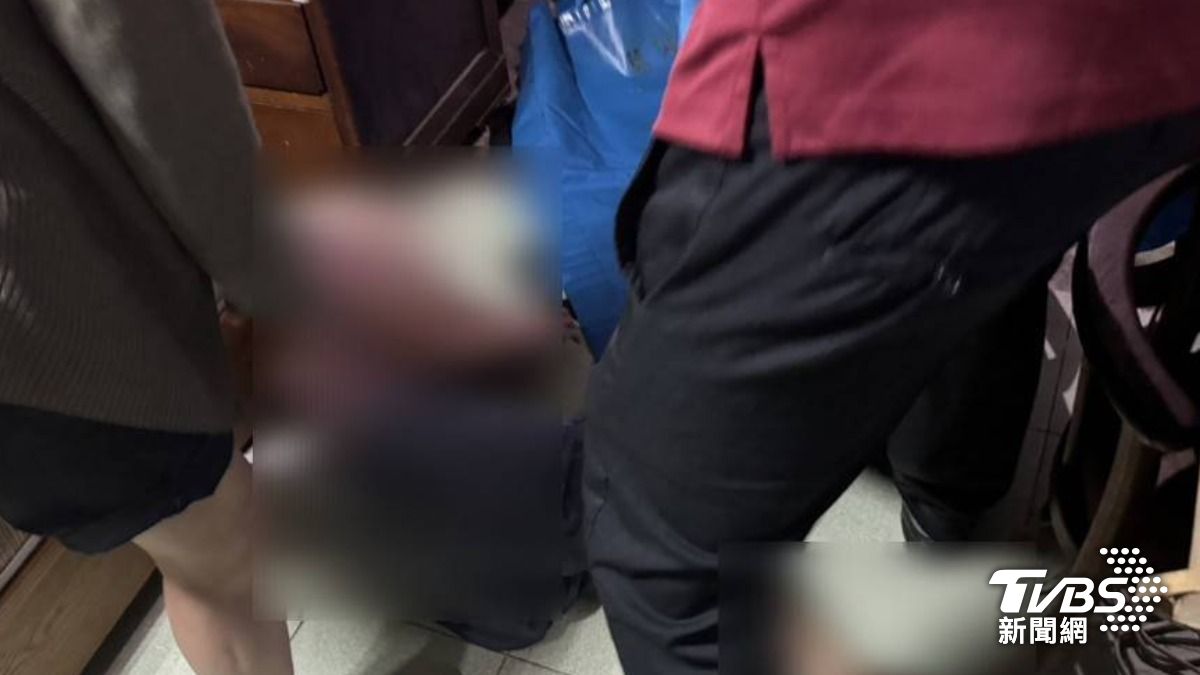 警消破門搶救驚險曝光！婦倒臥地板全身無力。（圖／TVBS）