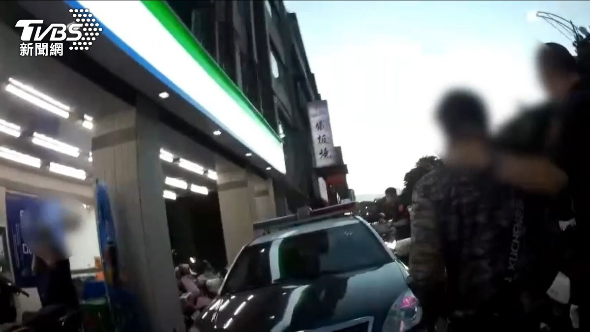 警方將方男帶回偵辦。（圖／TVBS）