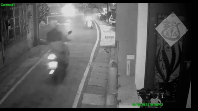 有片/天外飛來一拳!新北男「騎車遭襲」 調電眼一看超傻眼