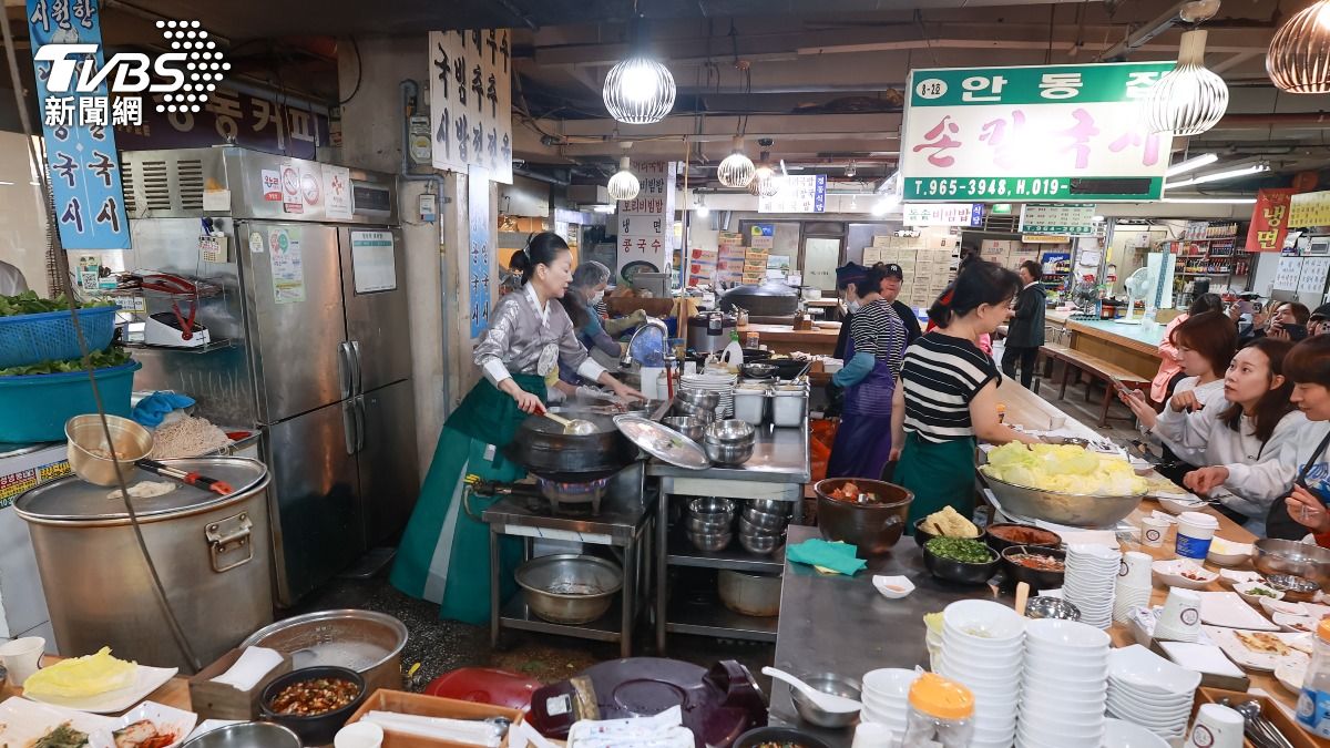 金美玲(最左)認為穿著整齊端莊的韓服是對客人的一種禮貌。(圖/趙世平攝)