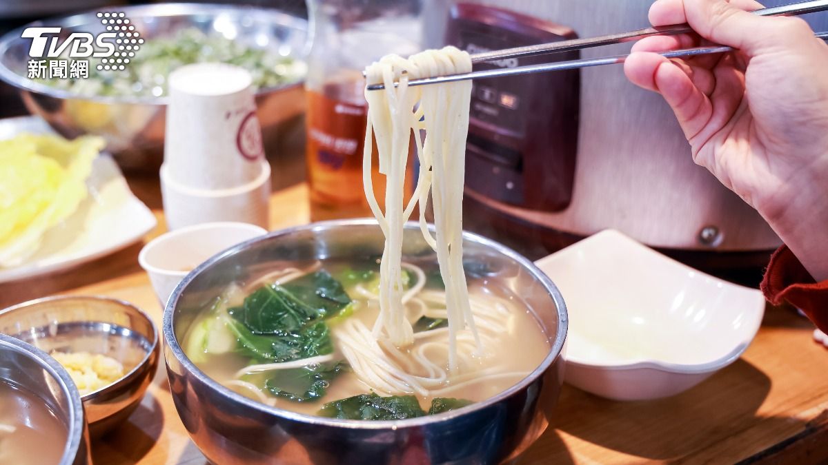 招牌菜「安東湯麵」背後的人生故事是《黑白大廚》的亮點之一。(圖/趙世平攝)