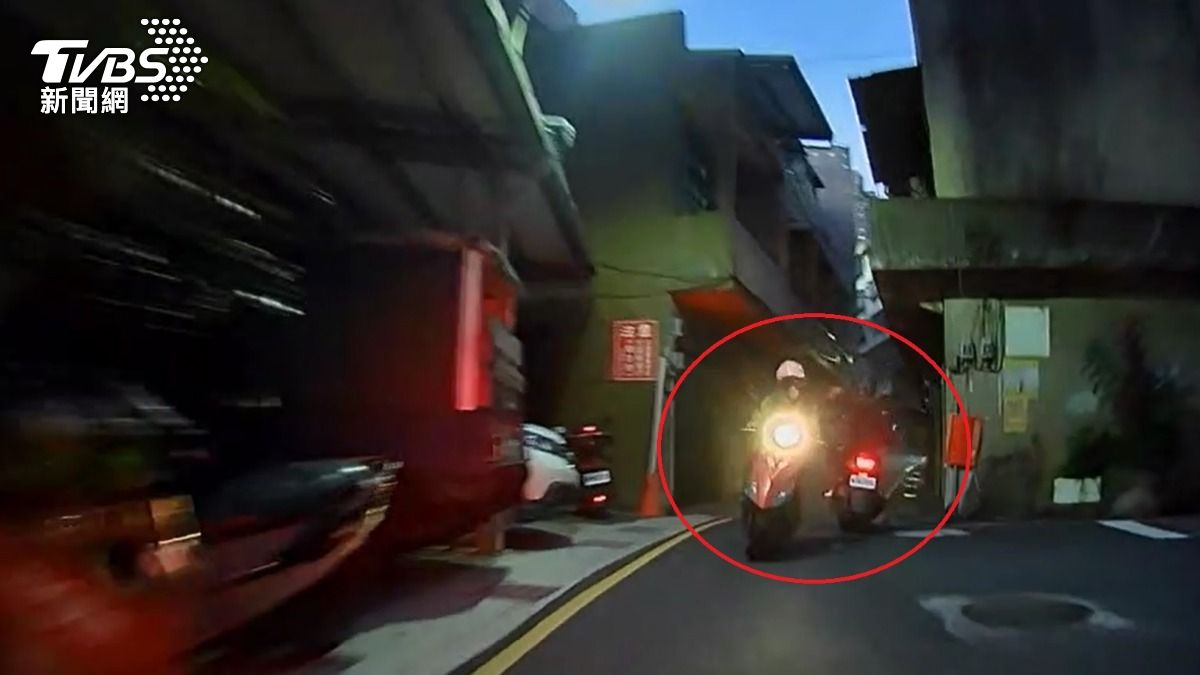 行車紀錄器也拍下揮拳瞬間。（圖／TVBS）
