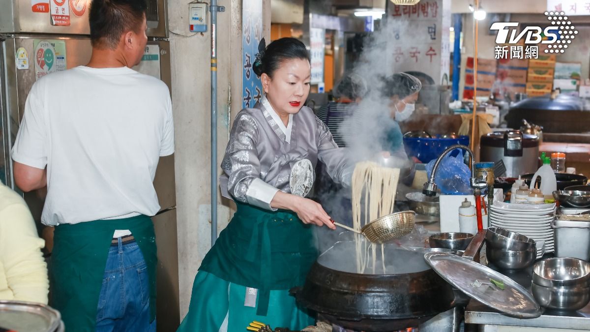 金美玲手腳俐落地煮起招牌菜「安東湯麵」。(圖/趙世平攝)