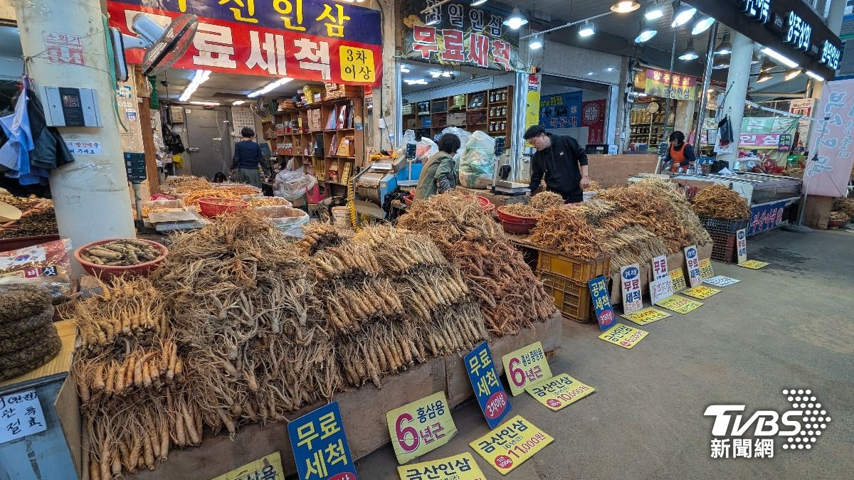 祭基洞站附近有許多販售傳統中藥材的店家。(圖/趙世平攝)