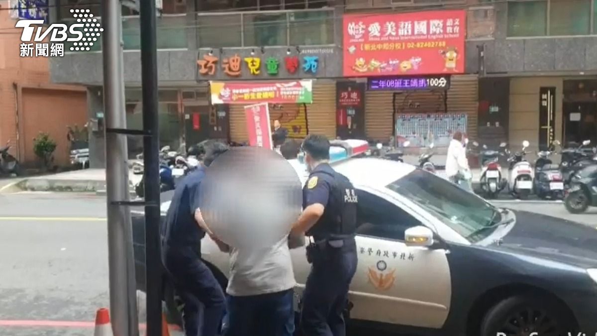 張姓老翁被押解回派出所偵訊。（圖／TVBS）