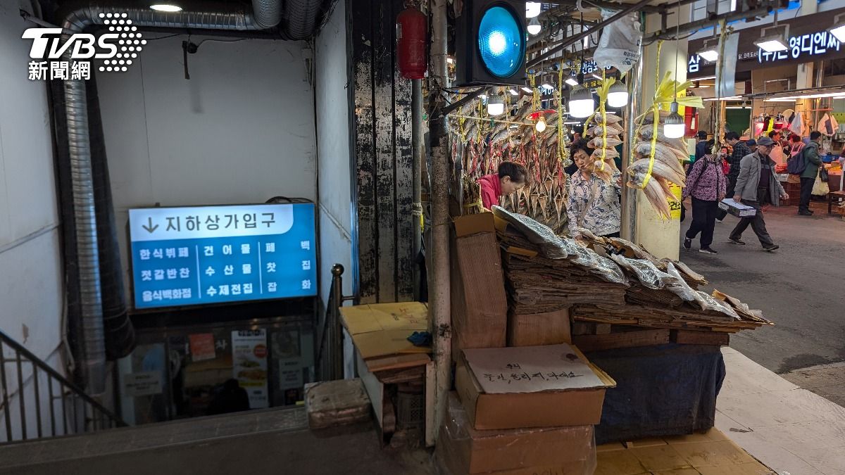 「安東家刀削湯麵」位在地下一樓,水藍色招牌便是地下商場入口的指示牌。(圖/趙世平攝)