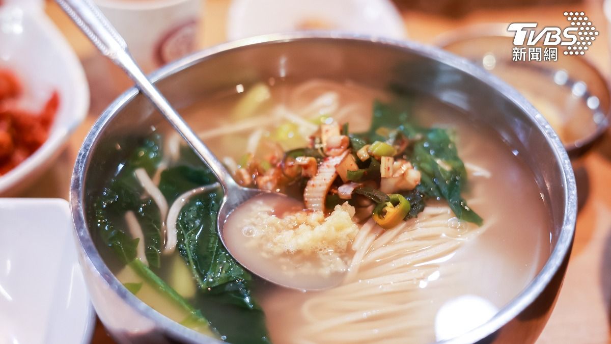 招牌的「安東湯麵」可以隨自己喜好加入醬料。(圖/趙世平攝)