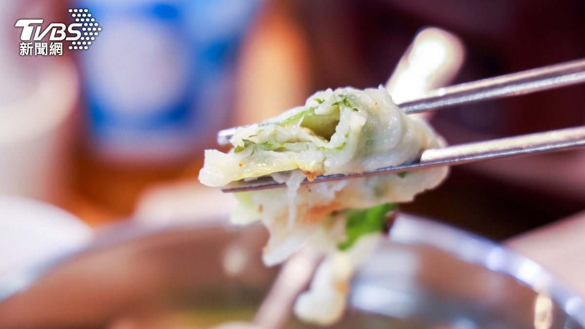 白菜煎餅在一般餐廳少見。(圖/趙世平攝)