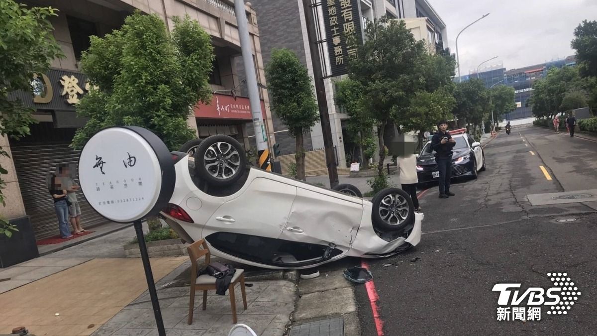 桃園小客車衝上人行道 撞店家「烏龜翻」重機也遭殃
