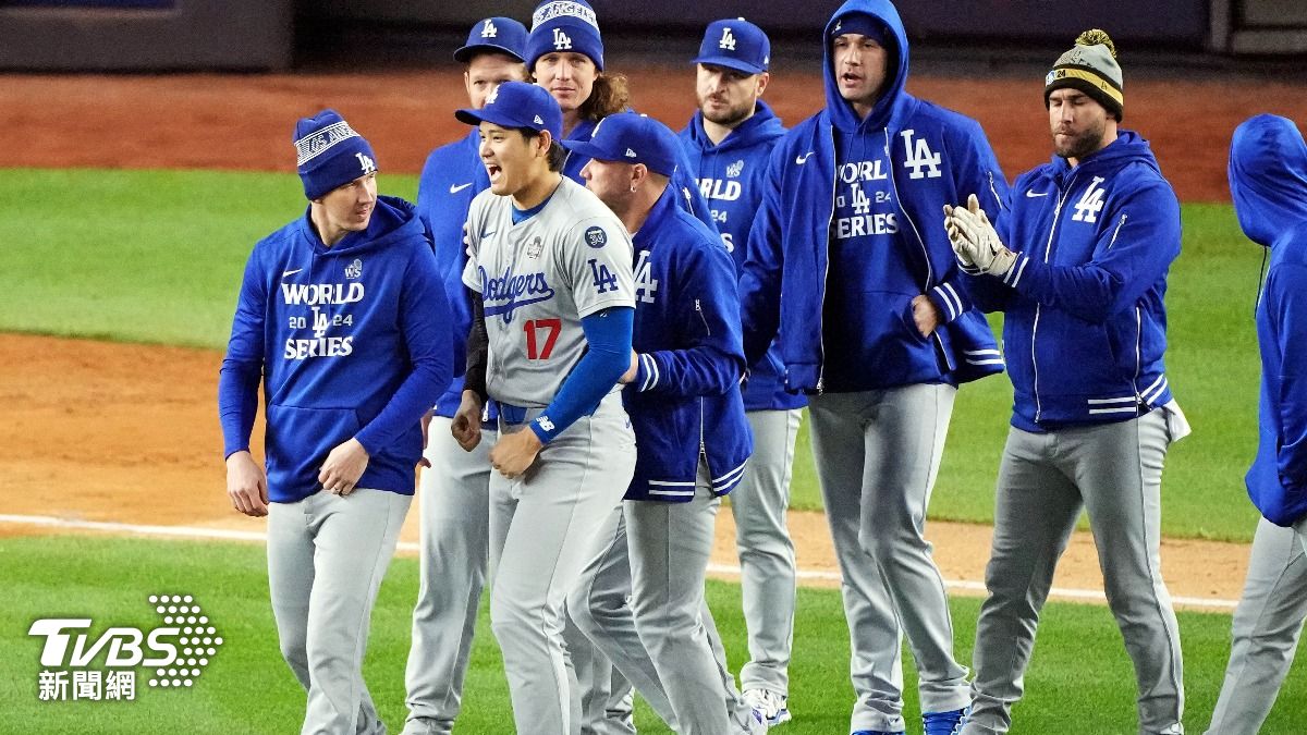 道奇拿下世界大賽第三戰勝利後聽牌,大谷翔平和隊友慶賀。(圖/達志影像路透社)