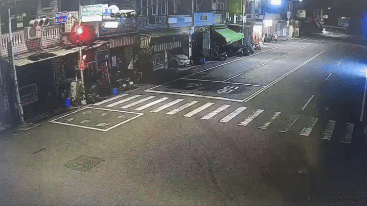 台南市安南區長溪路3段發生一起驚悚車禍。（圖／TVBS）
