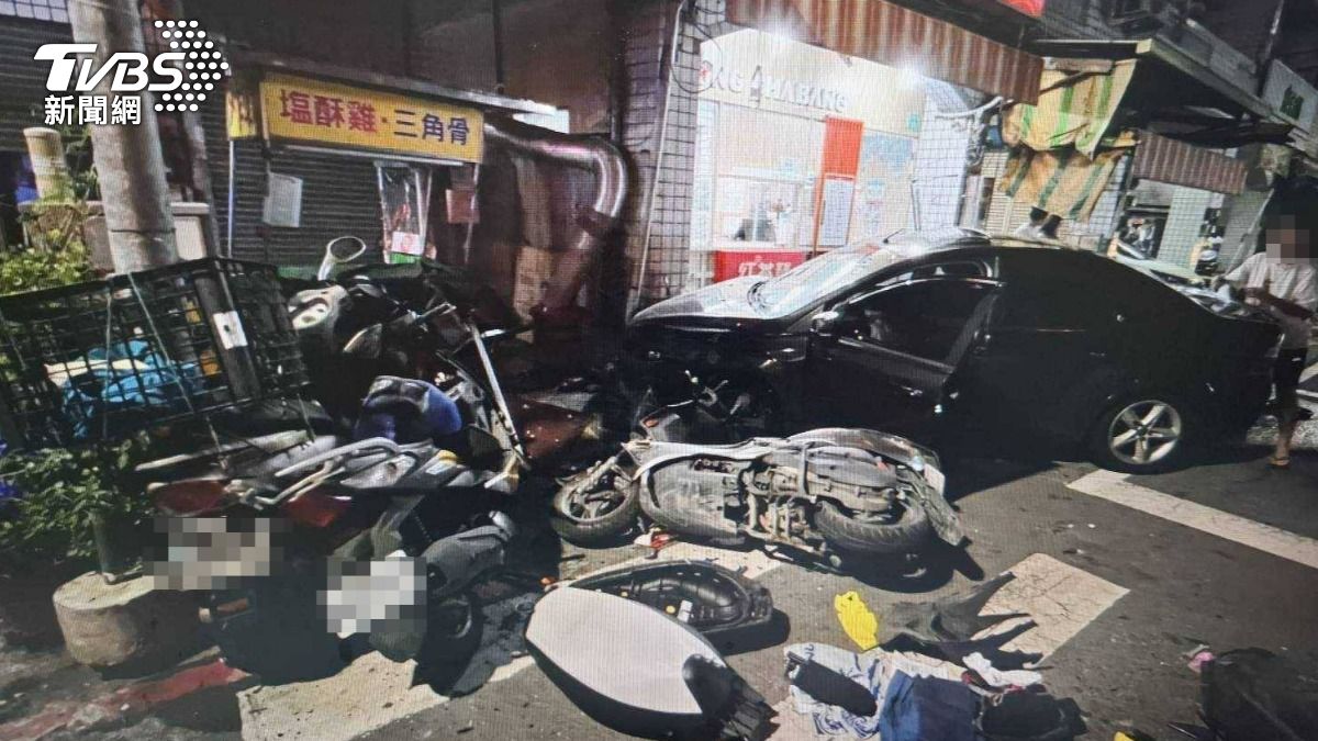 有片/台南玩命關頭! 汽車煞不住橫掃9機車、5店家