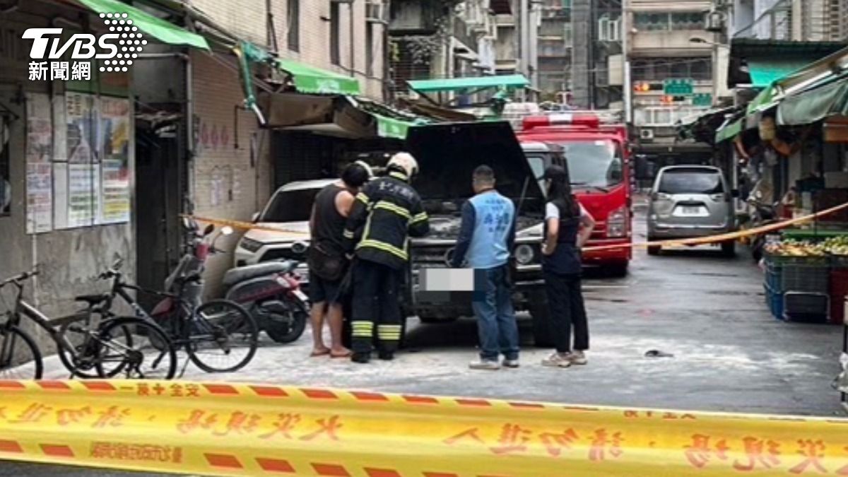 藝人九孔(左一)跟警消人員查看起火狀況。(圖/TVBS)