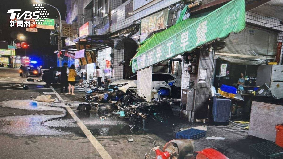 台南市安南區長溪路3段發生一起驚悚車禍。（圖／TVBS）