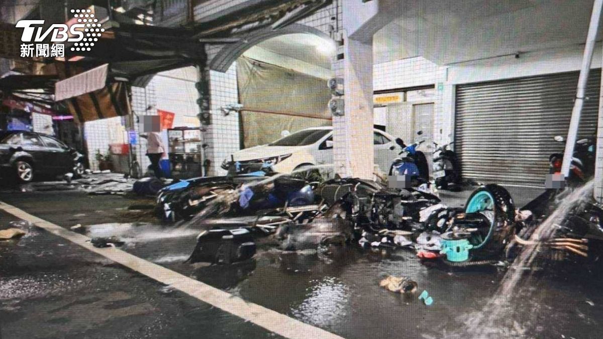台南市安南區長溪路3段發生一起驚悚車禍。（圖／TVBS）