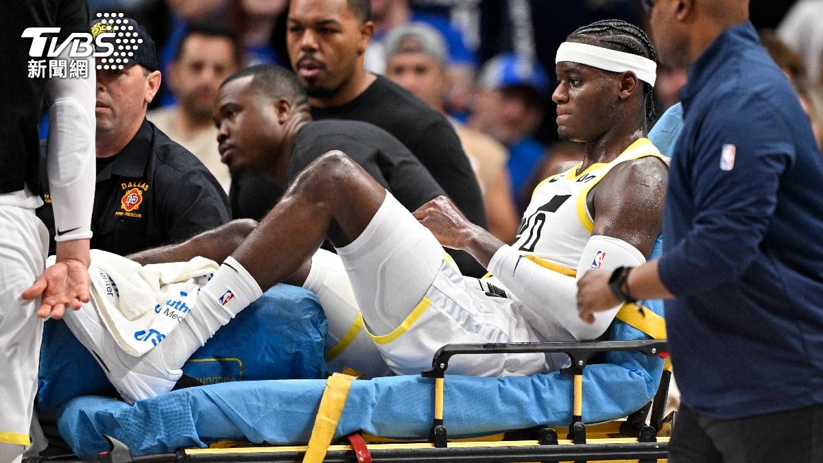 NBA/慎入!爵士前鋒突倒地「右腿90度反折」 球員全嚇傻