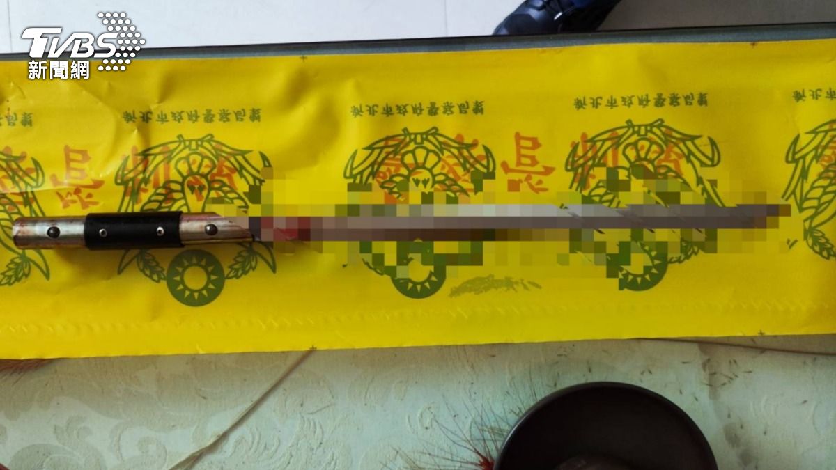 警方查扣犯案凶器。(圖/TVBS)