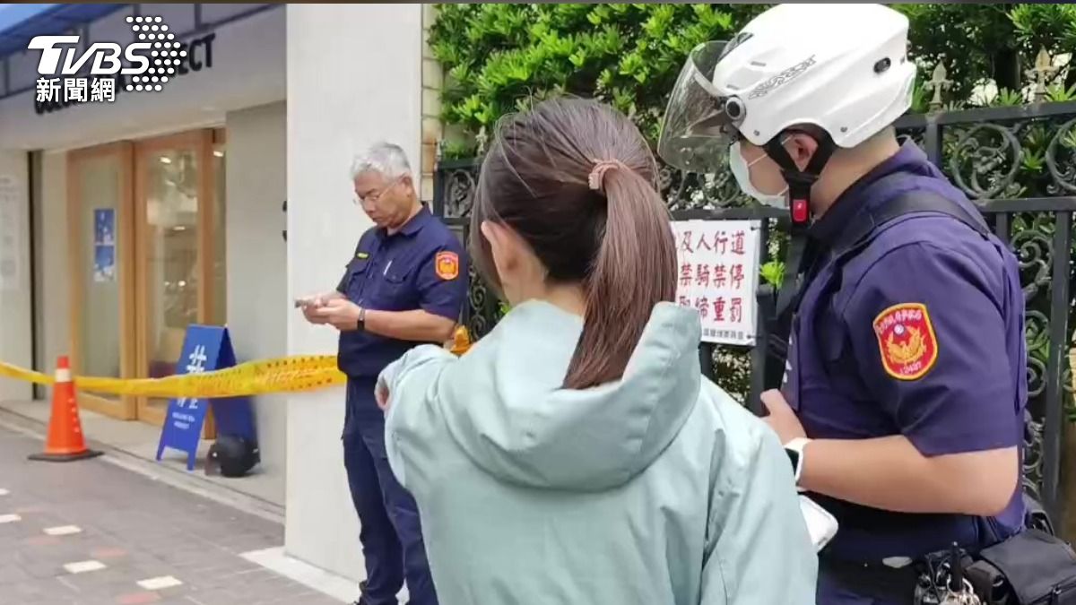 目擊民眾向警方說明狀況。(圖/TVBS)