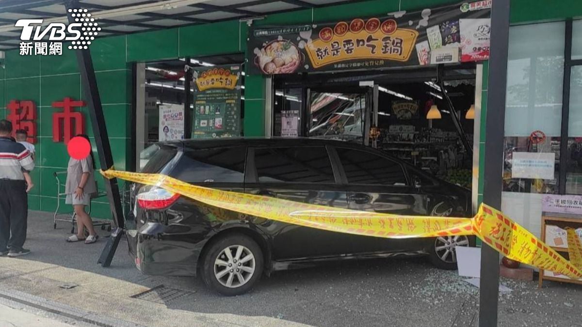 有片/油門當剎車!彰化小姐姐開車撞爆超市 柱子、玻璃全噴飛