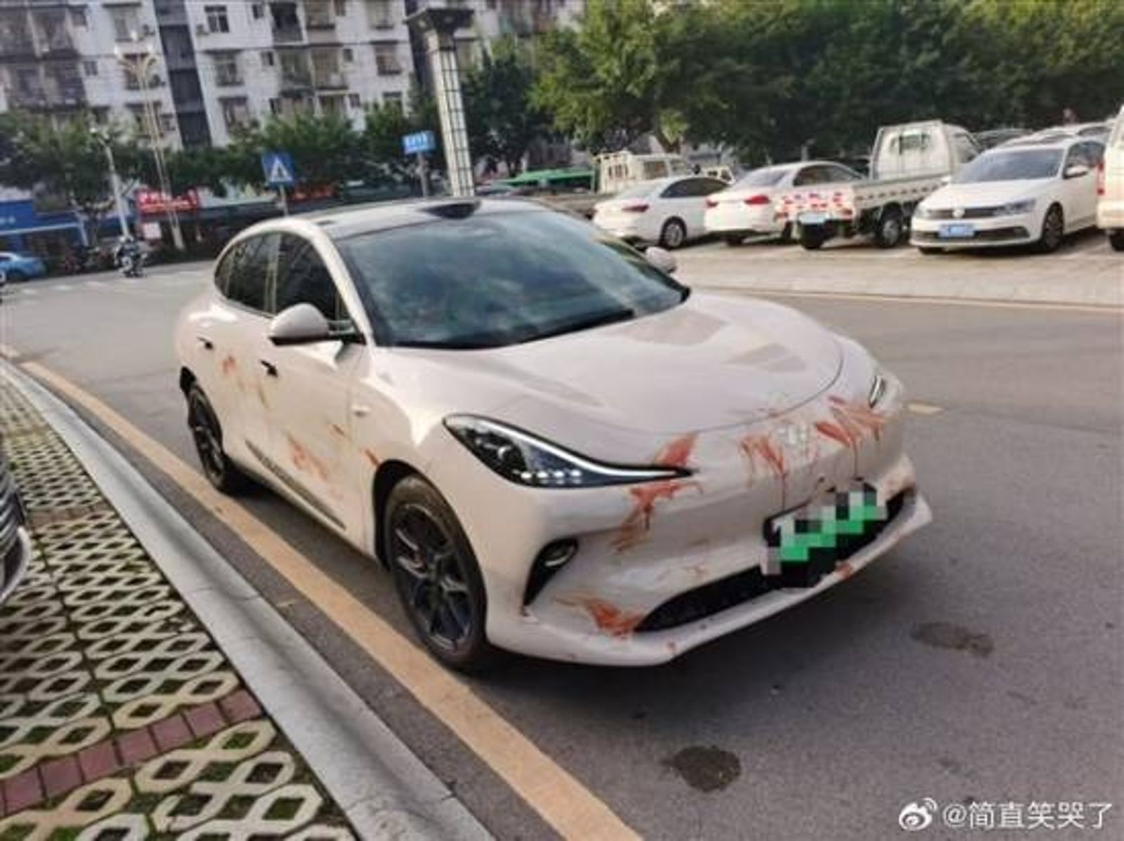 新車才剛回家,馬上變成「命案現場」。(翻自微博)
