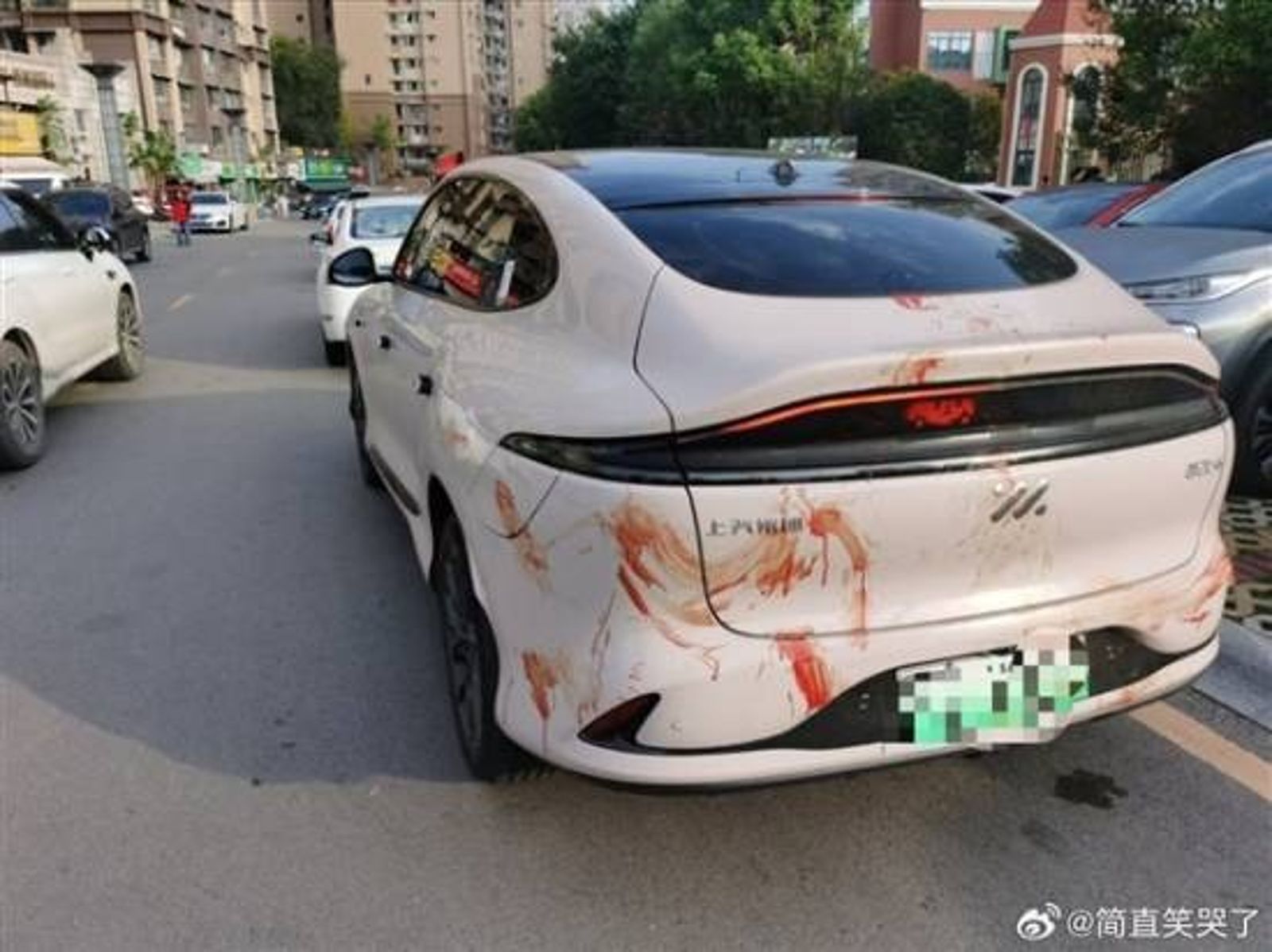 原來是丈母娘請法師來潑雞血「開光」。(翻自微博)