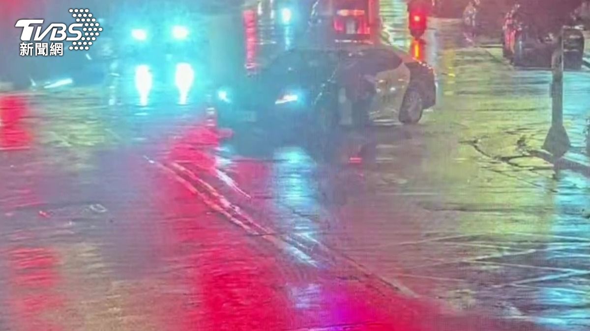 警車佔人行道!男檢舉差點被撞倒 萬華警挨罰8100元