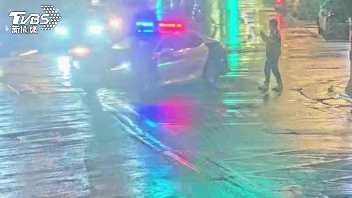林男對警員道歉不買單錄影檢舉。（圖／TVBS）