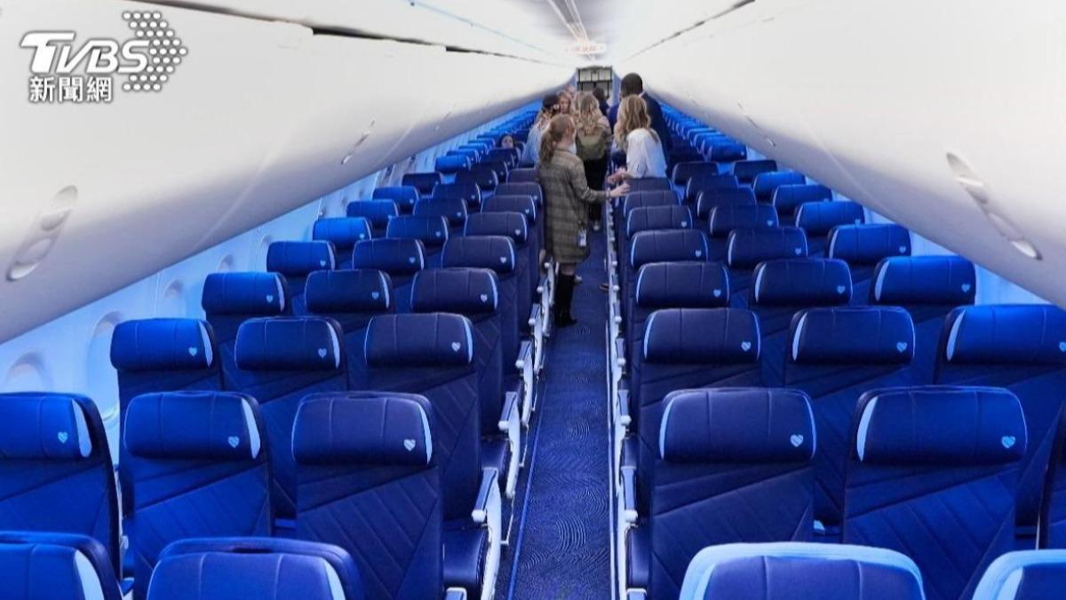 在機上換sim卡慘了!空服員籲「3事」別做:全趴地上找